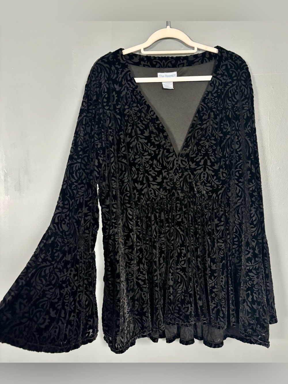 The Paragon Sz 3X Black Velvet Whimsigoth Flare Sleeve V-Neck Babydoll Blouse